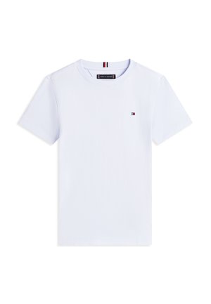 Λευκό T-shirt με κοντά μανίκια και στρογγυλή λαιμόκοψη, με μικρό λογότυπο σημαίας Tommy Hilfiger στο αριστερό στήθος και ετικέτα κολάρο με το εμπορικό σήμα.