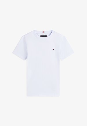 Hvit T-skjorte med korte ermer og rund hals, med liten Tommy Hilfiger-flagglogo på venstre bryst og merketikett i kragen.