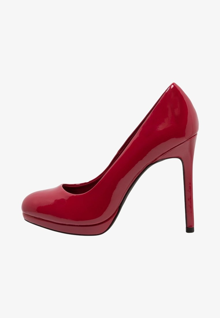 Escarpin rouge brillant à talon haut avec bout arrondi et talon aiguille, montré de profil sur un fond blanc.