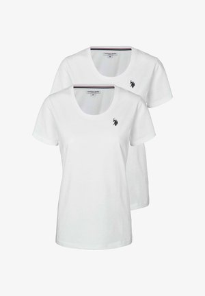 Dwa białe, krótkie koszulki z okrągłym dekoltem, z małymi czarnymi logo polo gracza na lewej piersi, oznaczone rozmiarem średnim.