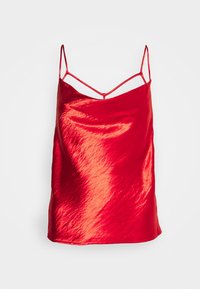 Camisón de satén rojo con tirantes finos, que presenta una textura brillante y suave, y un corte ligeramente holgado. Sin patrones visibles ni adornos.