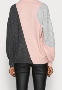 Sweter dziergany z motywem kolorystycznym w różowym, szarym i ciemnoszarym, z opuszczanymi ramionami i prążkowanym kołnierzem, widoczne szwy ozdobne.