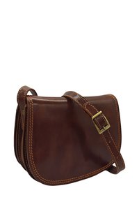 Sac en cuir marron à bandoulière avec une forme incurvée, des coutures contrastées et un détail de sangle à boucle. Texture lisse avec finition polie.