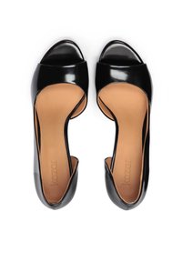 Sandali open-toe in pelle patinata nera con ritagli laterali curvi, solette in pelle beige e una finitura liscia e lucida.
