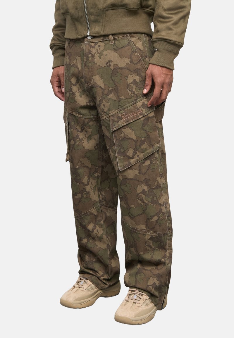 Cargohosen in einem Camouflage-Muster, aus strapazierfähigem Stoff gefertigt. Verfügt über mehrere Taschen, eine lockere Passform und verstärkte Nähte.