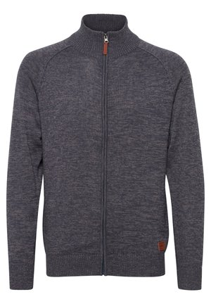 Tumehall zip-up, kõrge kaelusega sviiter, millel on soonilised mansetid ja alläär. Sellel on nahast aktsent alumises vasakus servas. Struktuurne kangas.