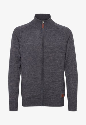 Tmavosivý zipsový sveter s vysokým golierom, rebrovanými manžetami a lemom. Obsahuje kožený detail pri dolnej ľavej strane. Textúrovaná tkanina.