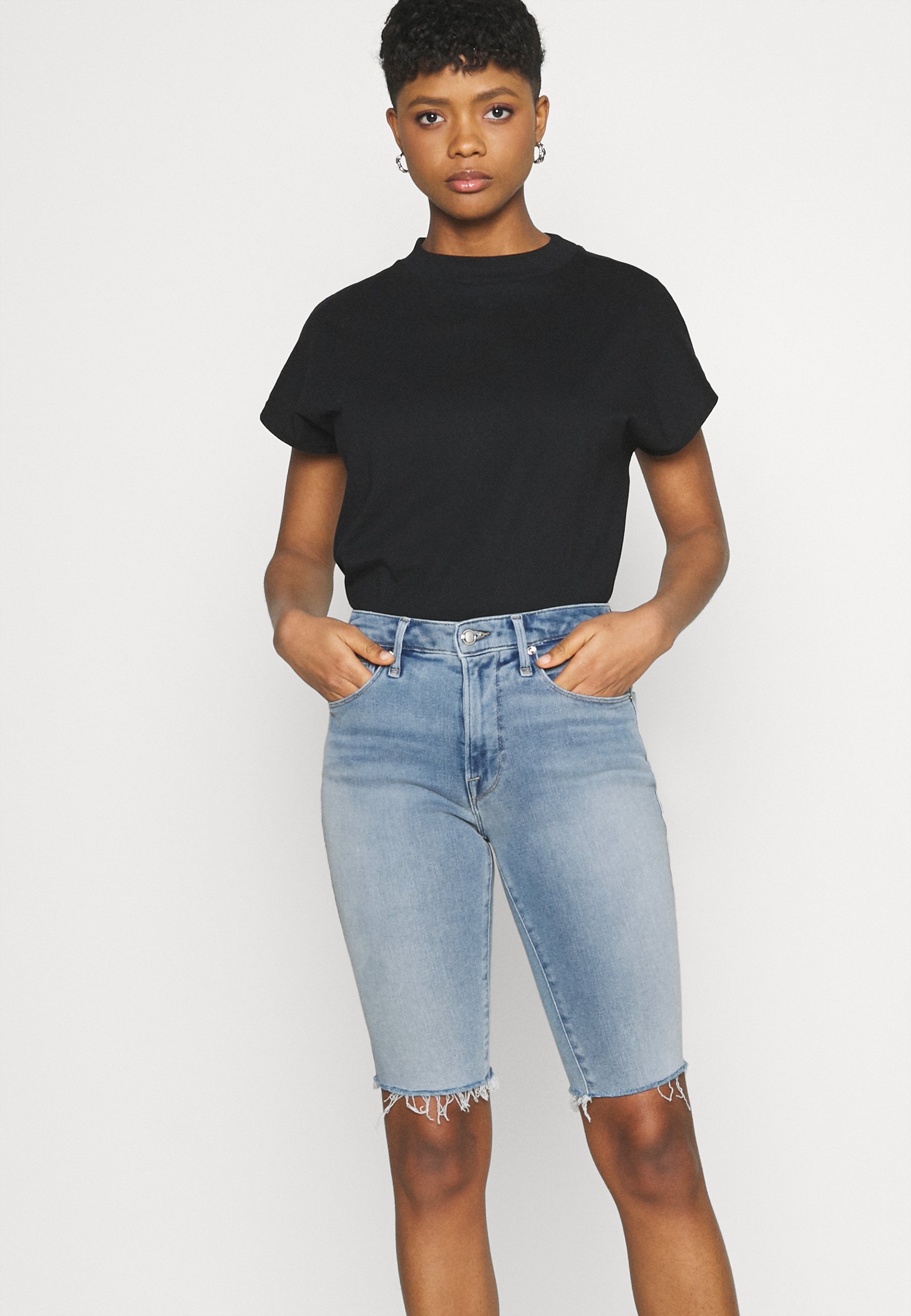 Good American BERMUDA SHORT FRAY HEM 