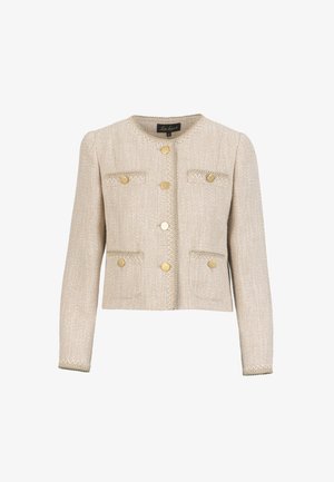 Chaqueta de tweed beige con cuello redondo, botones dorados, dos bolsillos delanteros y costuras decorativas blancas a lo largo de los bordes.