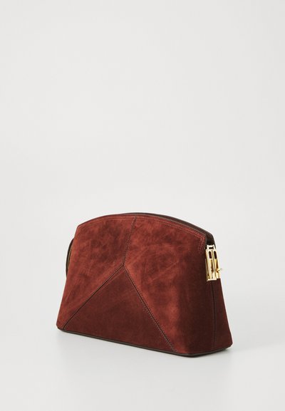 Κόκκινη σουέτ τσάντα clutch με γεωμετρικό σχέδιο πάνελ, σκούρο περίγραμμα, χρυσές λεπτομέ�ρειες και κλείσιμο με φερμουάρ. Η υφή προσθέτει βάθος.