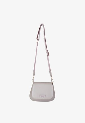 Bolso bandolera de cuero gris claro con forma plana, correa rosa ajustable y un sutil detalle de logo en el frente. Incluye detalles en herrajes dorados.