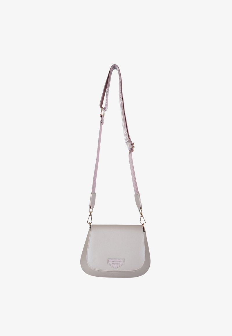 Bolso bandolera de cuero gris claro con forma plana, correa rosa ajustable y un sutil detalle de logo en el frente. Incluye detalles en herrajes dorados.