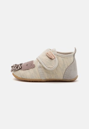 Chaussure pour enfant avec une tige en tissu beige, des accents en suède gris, une sangle Velcro et un visage d'animal amusant orné d'un détail de nœud à carreaux.