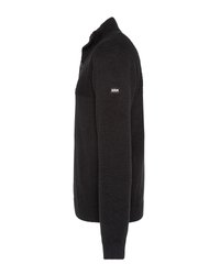 Czarny dziany sweter z wysokim kołnierzem, z teksturowaną karczkiem, trzyguzkowym zapięciem, ściągaczami przy mankietach oraz naszywką z logo na rękawie.