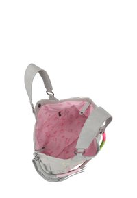 Borsa a spalla grigia con esterno in morbido suede, dettagli neon e interno rosa caratterizzato da un motivo ripetuto di Hello Kitty. Tasca con zip all'interno.