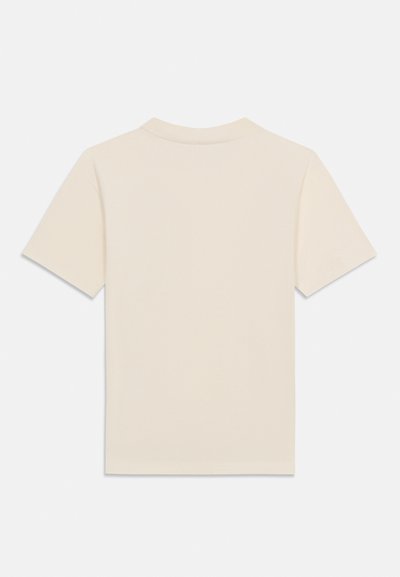 Απλό μπεζ T-shirt με κοντά μανίκια, ανοιγμένο επίπεδα, εμφανίζοντας την πίσω πλευρά με στρογγυλή λαιμόκοψη και χωρίς ορατά σχέδια ή λογότυπα.