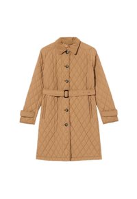 Cappotto trapuntato color beige con vita regolabile, chiusura a bottoni e colletto. Presenta maniche lunghe con patelle ai polsini e tasche laterali.