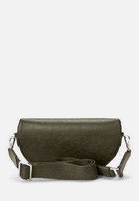 Olivově zelená kožená crossbody taška s zaobleným tvarem, jedním popruhem a stříbrnými kovovými doplňky. Hladká textura a minimalistický design.