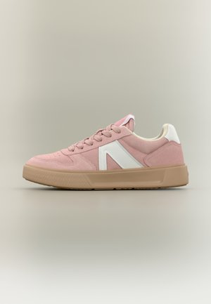 Różowy zamszowy sneaker z białymi akcentami i beżową podeszwą, wyposażony w sznurowadła i boczny wzór, pokazany z profilu na neutralnym tle.