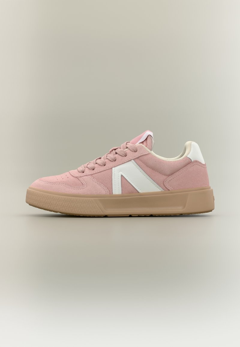 Baskets en daim rose avec détails blancs et semelle beige, dotées de lacets et d’un motif latéral, présentées de profil sur un fond neutre.