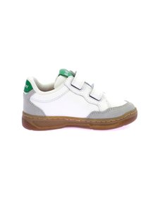 Sneaker bianca con accenti in suede grigio, doppie fascette velcro e un logo verde sul tallone, caratterizzata da una suola in gomma marrone e una finitura testurizzata.