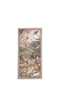 Écharpe présentant une scène forestière colorée avec divers animaux et oiseaux, des détails complexes et un design bordé en tissu doux.
