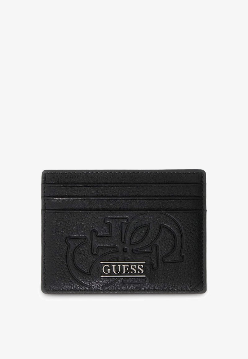 Porte-cartes en cuir noir avec logo embossé et plaque métallique argentée portant l'inscription "GUESS,", doté de trois emplacements pour cartes en haut.