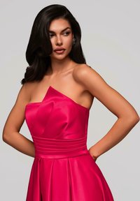 Fuchsia Satin-Kleid mit einem schulterfreien Design, das Falten an der Taille und ein strukturiertes Oberteil aufweist. Der Stoff hat eine glatte, glänzende Oberfläche.