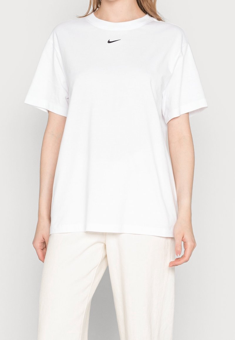 Vit t-shirt i bomull med rund halsringning och korta ärmar. Har en liten svart Nike-logga på bröstet. Avslappnad passform.