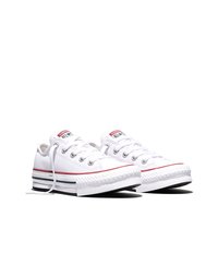 Coppia di sneakers Converse All-Star basse bianche con dettagli a strisce rosse e blu e lacci bianchi su sfondo bianco.