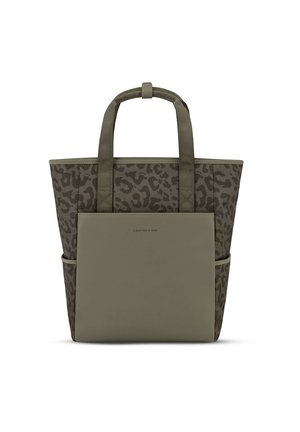 Olivengroene boodschappentas met luipaardprintstof, effen voorvak en twee bovenhandvatten om te dragen.