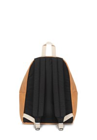 Bruine leren rugzak met een zwart stoffen lichaam, voorzien van twee gewatteerde banden, een bovenste handvat en metalen gespen aan de onderkant van de banden.