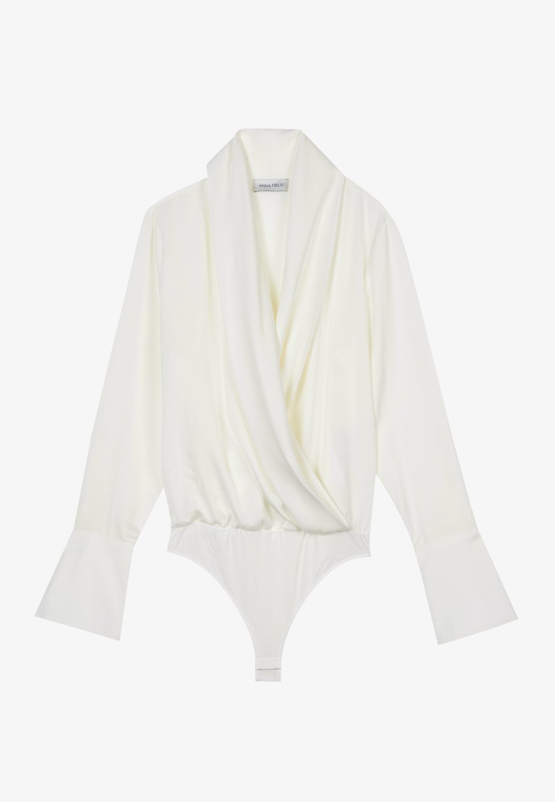 Body alb cu mânecă lungă, cu un design drapat în față, croială ajustată, manșete evazate și închidere cu capse în zona inferioară. Fabricat dintr-un material neted.