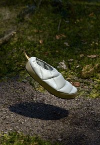 Svetlošedé vypchaté nazúvacie topánky s okrúhlymi okrajmi a gumovou podrážkou. Obsahujú pútko na päte a značku na bočnej strane.