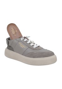 Baskets en daim gris avec une semelle en caoutchouc texturée, des lacets blancs et une semelle intérieure marquée. Agrémentées de détails de couture subtils.