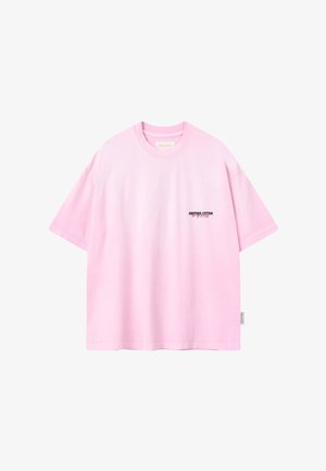 Lyserød kortærmet T-shirt med rund halsudskæring og lille sort og rød tekst "ANOTHER COTTON OUT OF OFFICE" på venstre bryst.