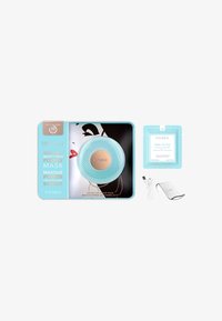 FOREO UFO mini 2-enhet i mintgrønn med teksturert overflate, rosegulldetaljer, sammen med en maske-pose, USB-kabel og en metallstøtte.