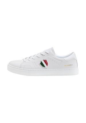 Witte lage sneaker met zijbadge in groen, wit en rood, gouden tekst MILANO1.1 en witte veters op een effen achtergrond.