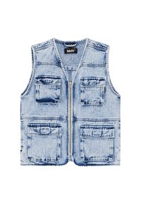 Džínová vesta v světle modré barvě s mnoha předními kapsami, výstřihem do V a předním zipem. Dokončeno kontrastním šitím.