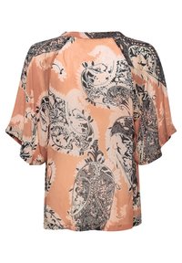 Blouse légère de couleur pêche avec des motifs floraux en paisley noirs et blancs. Présente une coupe ample et des manches larges, avec une bordure en dentelle au niveau du col.