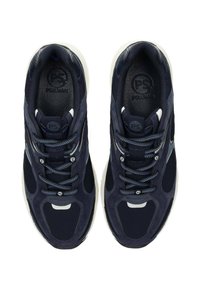 Un paio di sneaker PS Paul Smith blu navy con accenti bianchi, tomaia in rete e suede, e lacci a fantasia visti dall'alto.