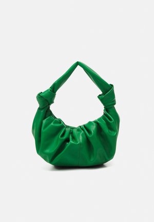 Sac à main en simili cuir vert avec un design froncé, des poignées supérieures nouées et une texture douce et lisse. Forme ronde sans matériel visible.