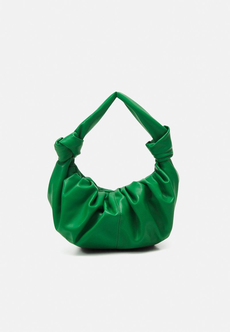 Grön faux läderhandväska med en samlad design, knölar på topphandtagen och en mjuk, slät textur. Rund form utan synlig hårdvara.