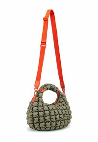 Borsa a mano di colore verde oliva, di forma arrotondata, con tracolla arancione rimovibile e superficie testurizzata caratterizzata da un design trapuntato.
