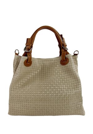 Beige gewebte Handtasche mit braunen Ledergriffen und silbernen Metallringen auf weißem Hintergrund.