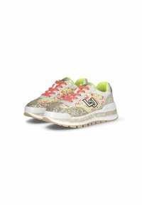 Sneakers argento luccicanti con dettagli rosa e interno verde neon. Sopra in tessuto, suola bianca spessa e dettagli di vernice multicolore.