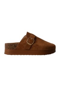 Sabot marron en daim avec lit de pied en liège, semelle épaisse et bride latérale à boucle pour un ajustement réglable.
