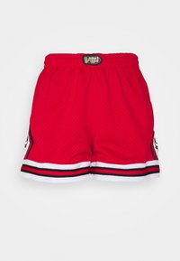 Shorts de baloncesto rojos hechos de un tejido de malla transpirable, con un borde en blanco y negro, y un parche del logo de las Finales de la NBA en la cintura.