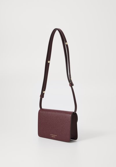 Victoria Beckham BBUCKLE NANO - Sac bandoulière - burgundy