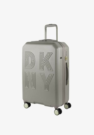 Maleta rígida gris con el logo "DKNY" en relieve, cuatro ruedas negras, asa retráctil y cierre de cremallera. Cuenta con un exterior texturizado.